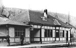 Empfangsgebäude des Bahnhofs Obervogelgesang an der Bahnstrecke Decin - Dresden. Obervogelgesang liegt etwa fünf Kilometer südöstlich des Pirnaer Stadtzentrums an einem Elbbogen. Das Dorf ist entlang des Flussufers mit nebeneinander gereihten Häusern gestreckt, lediglich rund um den Bahnhof befindet sich eine Art Siedlungskern. Das neue Gebäude wurde landseitig errichtet, während das ursprüngliche Empfangsgebäude elbseitig stand. Zu DDR-Zeiten wurde das Gebäude umgestaltet zu einer Wartehalle mit Zugang zum Personentunnel.  (1940) <i>Foto: RVM</i>