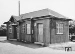 Das Empfangsgebäude an der Nebenbahn Plauen - Lottengrün, die 1897 auf Betreiben der Besitzer der Theumaer Schieferbrüche entstand, die einen Bahnanschluss an die Strecke Herlasgrün – Oelsnitz forderten. 1970 beschloss die Reichsbahndirektion Dresden die Einstellung der Strecke, am 26. September 1970 verkehrten die letzten Reisezüge.  (1970) <i>Foto: Erich Preuß</i>