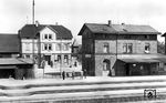 Im Bahnhof Hessental verzweigen sich die Strecken nach Heilbronn (über Schwäbisch Hall) und Stuttgart (über Backnang). Das hier gezeigte Empfangsgebäude mit der Beschriftung "Hall (Schwäb.)=Hessental" existiert heute noch. (1934) <i>Foto: RVM</i>