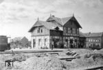 Eröffnet wurde der erste Bahnhof Siegburg 1859 als Station an der Siegstrecke. Um 1870 sollte Siegburg nördlicher Endpunkt der rechten Rheinstrecke werden, die später durch das Aggertal an Cöln vorbei ins Ruhrgebiet fortgesetzt werden sollte, womit Siegburg zum bedeutsamen Eisenbahnknoten geworden wäre. Einflussreiche Cölner setzten schließlich durch, dass die rechte Rheinstrecke über Friedrich-Wilhelms-Hütte nach Troisdorf und dort in Richtung Cöln geführt wurde, während Siegburg nur über eine Zweigstrecke zur Siegstrecke bedient wurde. Das Bild zeigt den 1897 errichteten Bahnhof der schmalspurigen Brölthaler Eisenbahn-Actien-Gesellschaft südlich des Siegburger Bahnhofs, der 1955 stillgelegt wurde.  (1897) <i>Foto: RVM-Archiv</i>