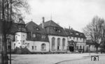 Das Empfangsgebäude des Bahnhofs Siegburg, das 1963 durch einen Neubau ersetzt wurde, der wiederum im Zuge des Baus der Schnellfahrstrecke Köln–Rhein/Main im Jahr 2000 abgerissen wurde. (02.1956) <i>Foto: Fischer</i>