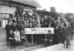Am 29. Juni 1898 eröffnete ein Teilabschnitt der Spreewaldbahn von Byhlen nach Burg. Engagierte Eisenbahner feierten im Juni 1948 das Ereignis im Bahnhof Straupitz, der damals noch der VVB Brandenburg-Landesbahnen Brandenburg, Betriebsverwaltung Lübben unterstand. Zur Reichsbahn (RBD Cottbus) kam sie am 01. April 1949. (06.1948) <i>Foto: Slg. Erich Preuß</i>