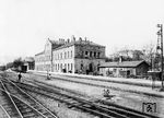 Das Empfangsgebäude vom Bahnhof Tübingen, hier noch in der ursprünglichen Schreibweise "Tuebingen", heute Tübingen Hbf. Es wurde in den Jahren 1861/1862 nach den Plänen des Architekten Josef Schlierholz errichtet und ist heute noch erhalten. (1890) <i>Foto: RVM-Archiv</i>