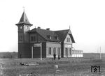 Etwas verloren in der Landschaft wirkt der Bahnhof Wahren, der am 1. August 1884, zunächst nur für den Personenverkehr, an der Bahnstrecke Halle a.d. Saale—Leipzig MTh eröffnet worden war. Infolge der Verlegung der Güterbahnhöfe vom Leipziger Zentrum in die Vororte konnte im April 1905 auch der neue Verschiebebahnhof Wahren (seit Juni 1922 Leipzig-Wahren) seiner Bestimmung übergeben werden.  (1905) <i>Foto: RVM-Archiv</i>