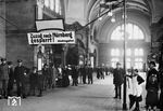 Blick in die Mittelhalle des Nürnberger Hauptbahnhofs kurz nach den Ersten Weltkrieg. Die Reichsregierung ermächtigte nach dem 1. Weltkrieg „aufgrund der wirtschaftlichen Demobilmachung“, also der Rückführung der Wirtschaft in den friedensmäßigen Zustand, Kommunen, den Zuzug Ortsfremder und von Flüchtlingen einzuschränken, wenn es dafür sachliche Gründe gab. Es ging um das Fernhalten auswärtiger Arbeitskräfte vom dortigen Arbeitsmarkt, um die Arbeitslosenzahlen zu senken wie auch um die Wohnungsnot, die durch Flüchtlinge aus Elsass-Lothringen oder aus den von Polen okkupierten Gebieten in Westpreußen und Posen verursacht wurde. Mit „Rassenwahn“ hatte Deutschland 1919 noch kein offensichtliches Problem. (1919) <i>Foto: RVM-Archiv</i>