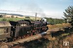 Nachschuss auf 41 1078 bei Triptis. Die Lok wurde am 19.07.1939 beim Bw Berlin-Tempelhof Vbf in Dienst gestellt und am 31.05.1976 beim Bw Saalfeld ausgemustert. Ihrem Lebenslauf nach war sie in den Jahren 1945/46 als Lok der Kolonne 7 (Bw Karlshorst) bzw. Kolonne 8 (Bw Frankfurt/Oder) für die sowjetische Militärverwaltung unterwegs. (01.10.1973) <i>Foto: Robin Fell</i>