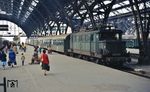 DR 244 046 ist mit einem Personenzug aus Halle in Leipzig Hbf eingetroffen. Die Lok wurde am 11.05.1936 als E 44 046 an die Reichsbahn abgeliefert und am 31.12.1936 beim Bw Hirschberg abgenommen. Im September 1946 als Reparationsleistung in die UdSSR abgekarrt, kehrte sie am 27.07.1952 völlig ausgeschlachtet zurück. Nach einer Generalreparatur im RAW Dessau kehrte sie am 29.06.1958, dem Bw Magdeburg-Buckau zugeteilt, in den Betriebsdienst zurück. Am 31.12.1991 wurde sie beim Bw Leipzig West ausgemustert und ist im Eigentum des DB-Museums Nürnberg erhalten geblieben. (30.04.1980) <i>Foto: Peter Schiffer</i>