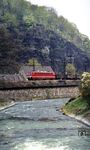 Eine DR 250 (ab 1991: BR 155) mit einem Güterzug am Weißeritzufer beim Dresdner Felsenkeller. (07.05.1980) <i>Foto: Peter Schiffer</i>
