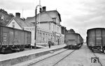 Der Bahnhof Burg war Teil der Inselbahn auf der schleswig-holsteinischen Ostseeinsel Fehmarn. Anders als etwa die Inselbahnen der meisten Nordseeinseln war die Strecke in Normalspur angelegt, sodass ein durchgehender Zugverkehr vom Festland möglich war. Hierbei wurden die Züge mit einer Eisenbahnfähre vom Fährhafen Großenbroder Fähre – nicht zu verwechseln mit dem Fähranleger Großenbrode Kai, von wo aus in den 1950er Jahren der Zugverkehr nach Gedser in Dänemark abgewickelt wurde – auf die Insel übergesetzt. Nach Aufgabe des Personenverkehrs von Burg nach Orth am 2. Juni 1956 und zum Bahnhof Fehmarnsund am 30. April 1963 – zeitgleich mit der Eröffnung der Fehmarnsundbrücke als fester Verbindung zum Festland – wurde die Fährverbindung von Großenbrode nach Fehmarn eingestellt. (1947) <i>Foto: Walter Hollnagel</i>