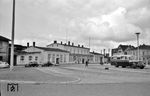 Der wiederaufgebaute Bahnhof Neumünster, der 1943-45 nach Bombenangriffen teilweise zerstört wurde. Er liegt als Knotenbahnhof zwischen den Strecken Neumünster–Flensburg, Neumünster–Heide, Hamburg-Altona–Kiel, Neumünster–Bad Oldesloe, Hamburg-Altona–Neumünster und bis 1985 Neumünster–Ascheberg. Das hier gezeigte Empfangsgebäude aus der Anfangszeit wurde 1974 abgerissen und durch einen modernen Bau neben dem alten EG ersetzt. (07.06.1949) <i>Foto: Walter Hollnagel</i>