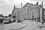 Der Bahnhof Hamburg-Harburg ist heute der wichtigste Fernverkehrsbahnhof der südlich der Elbe gelegenen Stadtteile. Dort verzweigen sich die Bahnstrecken nach Bremen/Osnabrück und Hannover. Die Niederelbebahn nach Cuxhaven beginnt hier und zweigt in die Elbhäfen und zur Hamburger Hafenbahn ab. Weiterhin startet hier die Güterumgehungsbahn Hamburg mit weiterem Anschluss nach Neumünster/Kiel. 1948 ging es noch recht beschaulich auf dem Bahnhofsvorplatz zu. Die PKW mit weißem Streifen unter den Fenstern sind die Taxis - hier also 2-türige Vorkriegs-Luxus-Cabriolets ebenso wie fabrikneue VW-Käfer "Export" der ersten Serienfertigung und Autos, die schon damals Oldies waren. (30.04.1948) <i>Foto: Walter Hollnagel</i>