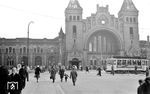 Noch von Kriegsschäden gezeichnet präsentiert sich der Bahnhof Hamburg-Altona drei Jahre nach Ende des Zweiten Weltkriegs. Für die am 1. April 1979 in Betrieb gehende unterirdische City-S-Bahn Hamburg zum Hamburger Hauptbahnhof entstand unter dem westlichen Teil des Bahnhofsgebäudes und des Bahnhofsvorplatzes eine neue viergleisige Tunnelstation. Mit der Begründung, das alte Bahnhofsgebäude könne den Erschütterungen beim Bau nicht standhalten, wurde es 1974 trotz massivem öffentlichem Widerspruch samt Bahnhofshalle abgerissen. (1948) <i>Foto: Walter Hollnagel</i>