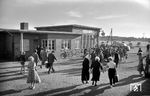 Sommerlicher Hochbetrieb im Bahnhof Sankt Peter-Süd an der Strecke Husum - St. Peter-Ording. Die Strecke hatte schon immer Bedeutung für den Tourismus zum Nordseebad Bad St. Peter-Ording.  (18.08.1961) <i>Foto: Walter Hollnagel</i>