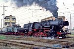 52 8186 (ex 52 632, Schichau, Baujahr 1944) und 254 056 (ex E 94 056, AEG, Baujahr 1941) verlassen mit einem Güterzug den Hallenser Hauptbahnhof. (01.07.1989) <i>Foto: Andreas Höfig</i>