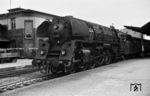 Wie der Wagenpark unzweifelhaft verrät, ist die Erfurter 01 529 mit einem "Interzonenzug" auf dem Weg in den Westen in Gotha eingetroffen.  (07.08.1967) <i>Foto: Robin Fell</i>