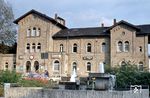 Der Bahnhof Seesen ist neben dem Bahnhof Münchehof (Harz) der größte Bahnhof der Stadt Seesen. Er liegt an den Bahnstrecken nach Herzberg (Harz) bzw. Braunschweig – Kreiensen. Die Strecke Seesen – Derneburg wurde zum 1. Januar 1996 stillgelegt und teilweise zurückgebaut. Das Bahnhofsgebäude von Seesen wird heute nur noch eingeschränkt genutzt und befindet sich in Privatbesitz. (04.05.1983) <i>Foto: Peter Schiffer</i>