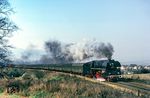 Die bestens gepflegte 01 0522 mit E 802 nach Leipzig bei Saalfeld. Am Zugschluss fährt eine 120 mit, die aber nur zur Einsparung einer Lz bis Gera am Zug blieb. (07.04.1978) <i>Foto: Robin Fell</i>