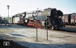 01 508 (Bw Wittenberge) ist mit D 263 aus Hamburg in Büchen eingetroffen. Für westdeutsche Augen etwas ungewohnt die Ausrüstung der Lok mit Boxpok-Rädern. Weil die Kuppelradsätze bei vielen Maschinen der Baureihe 01.5 wegen Speichenbrüchen ersetzt werden mussten, wurden acht Exemplare mit Boxpok-Rädern aus Stahlguss, wie sie von Lokomotiven aus der Sowjetunion und den USA bekannt waren, versehen. Aufgrund von Fertigungsfehlern befriedigte ihr Lauf nicht immer und sie wurden später wieder gegen neue Speichenräder ausgetauscht. Später erhielt auch 01 508 eine längere Umlaufschürze, um die ungewohnten Radsätze zu kaschieren. (1968) <i>Foto: Robin Fell</i>