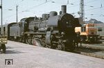 38 2918 (Vulcan, Stettin - Baujahr 1921) war zum Zeitpunkt der Aufnahme eine von elf beim Bw Sangerhausen beheimateten preußischen P 8. Hier in Erfurt Hbf hat sie am Bahnsteig 9 einen Personenzug in die Heimat bespannt. Daneben steht die Erfurter V 60 1318 als Rangierlok "Rita". (1969) <i>Foto: Robin Fell</i>