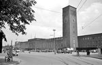 Der Bahnhof Düsseldorf Hbf zeigt sich vier Jahre nach Kriegsende noch mit einer leicht angekratzten Fassade. (10.05.1949) <i>Foto: RBD Wuppertal</i>