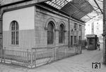 Detailstudie am Empfangsgebäude des Bahnhofs Wuppertal-Elberfeld (heute Hbf) mit der Bahnsteigsperre am Ostausgang. Mit viel Geld wurde zwischenzeitlich versucht, den historischen Charakter des ersten Großstadtbahnhofs Westdeutschlands wieder herzustellen.  (29.01.1957) <i>Foto: Helmut Säuberlich</i>