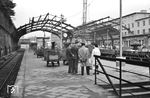 Das Ende der Bahnhofshalle in Wuppertal-Elberfeld, diesmal der Blick von den Ortsgleisen.  (30.05.1963) <i>Foto: Helmut Säuberlich</i>