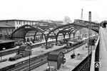 Im Zuge der anstehenden Elektrifizierungsarbeiten wurde die Bahnhofshalle des Bahnhofs Wuppertal-Elberfeld (heute Hbf), die bereits nach dem zweiten Weltkrieg stark eingekürzt worden war, abgerissen und durch die damals üblichen Betondächer ersetzt, was nicht unbedingt das Bild des Bahnhofs verschönerte. (30.05.1963) <i>Foto: Helmut Säuberlich</i>