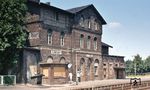 Das Empfangsgebäude des Bahnhofs Liblar auf der Eifelbahn. 1969 kam es im Zuge einer Kommunalreform und Neugliederung des Landkreises Euskirchen zum Zusammenschluss mehrerer Gemeinden (darunter auch Liblar) und der Gründung der Stadt Erftstadt. Auch der Bahnhof Liblar wurde in Erftstadt umbenannt, das Bahnhofsgebäude behielt aber bis zu seinem Abriss im September 1981 seinen alten Namen. (08.07.1981) <i>Foto: Peter Schiffer</i>