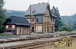 Das Empfangsgebäude von Hohenstein (Nassau) aus dem Jahr 1894 hat glücklicherweise den Kahlschlag der Aartalbahn überlebt und wurde liebevoll als Ferienhaus saniert. (02.09.1981) <i>Foto: Peter Schiffer</i>