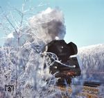 Die feuchte Kälte hatte über Nacht die Landschaft bei Hönebach mit einer weißen Reifschicht überzogen. 01 0519 kommt mit D 1099 (Frankfurt - Bebra (ab 11:44 Uhr) – Erfurt (- Stralsund) die Rampe hinaufgeballert. (21.12.1972) <i>Foto: Johannes Glöckner</i>