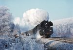 Gegen 10.45 Uhr dampft die Erfurter 01 0530 mit D 207 die Steigung bei Hönebach hinauf. (21.12.1972) <i>Foto: Johannes Glöckner</i>