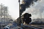 Nach der außerplanmäßigen Zugkreuzung mit D 1098 (vgl. Bild-Nr. 30404) setzen 01 0507 und 01 0530 den D 199 am Ausfahrsignal von Hönebach wieder in Bewegung. (21.12.1972) <i>Foto: Wilfried Sieberg</i>
