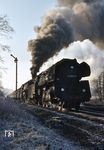 01 0507 und 01 0530 beschleunigen den D 199 (Frankfurt/M – Frankfurt/O) am Ausfahrsignal von Hönebach. (21.12.1972) <i>Foto: Wilfried Sieberg</i>