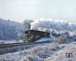 Auch am nächsten Tag herrschte noch schönstes Winterwetter. 01 0533 fährt mit D 217 aus Paris Est bei Hönebach bergwärts. (22.12.1972) <i>Foto: Johannes Glöckner</i>