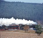 Blick auf 01 0507 und 01 0533 mit D 199 zwischen Ronshausen und Hönebach. (22.12.1972) <i>Foto: Johannes Glöckner</i>
