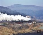 01 0507 und 01 0533 entschwinden mit D 199 (Frankfurt/Main - Bebra [ab 13:55 Uhr] – Erfurt - Frankfurt/Oder) in Richtung Osten. (22.12.1972) <i>Foto: Johannes Glöckner</i>
