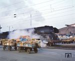 01 0526 steht mit D 197 (Mönchengladbach – Kassel - Bebra [ab 15:28 Uhr] – Erfurt - Leipzig) im Bahnhof Bebra. Vor Weihnachten hatte die Post auch gut zu tun. (22.12.1972) <i>Foto: Johannes Glöckner</i>