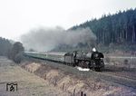 Die aus 01 163 umgebaute 01 0526 strebt mit D 199 die Hönebacher Rampe hinauf.  (27.03.1973) <i>Foto: Wolfgang Bügel</i>