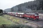 Eine Besonderheit stellt dieses Bild mit 120 305 vom Bw Eisenach dar, die im Transit-Güterzug TGag 47437 nach Seddin bei Hönebach nagelneue Opel-Rekord für West-Berlin im Zug befördert. (11.09.1971) <i>Foto: Peter Schiffer</i>