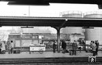 Während 01 0526 noch im Bw Bebra restauriert, warten die Reisenden auf die Ankunft des D 1097 aus Düsseldorf. Nettes Detail auch die fahrbare Versorgungseinheit der Bahnhofsgaststätte. (22.12.1972) <i>Foto: Johannes Glöckner</i>