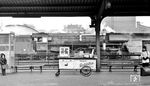 Die Zuglok des D 1097 (01 0528) steht in Bebra schon bereit. Fehlt nur noch der Zug aus Düsseldorf, der auch von den Reisenden erwartet wird. (22.12.1972) <i>Foto: Johannes Glöckner</i>
