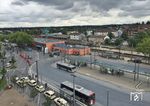 Solingen Hauptbahnhof ist der wichtigste Bahnhof der bergischen Großstadt Solingen. Er bildet einen Kreuzungsbahnhof zwischen den Bahnstrecken Wuppertal–Köln, Remscheid–Solingen sowie Solingen–Düsseldorf und hieß bis 2006 Solingen-Ohligs. Er wurde mit der Eröffnung der Bahnstrecke Gruiten–Köln-Mülheim durch die Bergisch-Märkische Eisenbahn-Gesellschaft am 25. September 1867 nahe Ohligs eröffnet und erhielt zunächst den Namen Ohligs-Wald. Mit Fahrplanwechsel am 10. Dezember 2006 erhielt der Bahnhof den Namen Solingen Hauptbahnhof. In diesem Zusammenhang wurde auch der hier zu sehende Bremsheyplatz mit Buswendeschleife und Taxenstand komplett neu angelegt. (25.08.2015) <i>Foto: Julia Bügel</i>