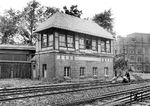 Arbeiten an einer Weiche am Fahrdienstleiter-Stellwerk "Mf" auf der rheinischen Strecke im Bahnhof Mirke in Wuppertal-Elberfeld.  (25.06.1953) <i>Foto: BD Wuppertal (Säuberlich)</i>