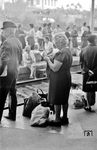 Szene im Bahnhof Valenca an der portugiesisch/spanischen Grenze. Alles geht sehr entspannt zu, es wird gehäkelt, und Angst vor dem Verlust der Beine durch einen einfahrenden Zug scheint auch niemand zu haben. (07.09.1972) <i>Foto: Johannes Glöckner</i>