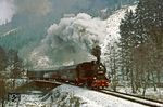 74 1230 mit Sonderzug P 21521 im Schwarzatal bei Obstfelderschmiede. (26.02.1982) <i>Foto: Wolfgang Bügel</i>