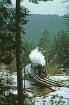 74 1230 dampft über die Schwarzabrücke bei Zirkel nahe Mellenbach-Glasbach. (26.02.1982) <i>Foto: Wolfgang Bügel</i>