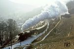Auf der anderen Seite des Sonderzuges mit 74 1230 war 41 1225 tätig, die hier bei einem Fotohalt nahe Sitzendorf-Unterweißbach eine Scheinanfahrt absolvierte. (26.02.1982) <i>Foto: Wolfgang Bügel</i>