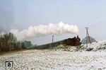 Und noch ein Fotohalt mit Scheinanfahrt, diesmal bei Köditzberg mit der führenden 74 1230. Etwas versteckt hinter den Bäumen ist noch die Schlusslok 41 1225 auszumachen. (26.02.1982) <i>Foto: Wolfgang Bügel</i>
