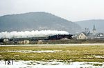 Am dritten Tag ging es mit 03 1010 von Saalfeld (Saale) nach Weimar. Der Sonderzug D 21526 wurde erstmalig im Saaletal bei Uhlstädt  abgepasst. (28.02.1982) <i>Foto: Wolfgang Bügel</i>