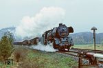 Als der Gegenzug Ng 66473 mit 41 1225 unterhalb der Leuchtenburg bei Kahla erschien, hatte bereits typisches Aprilwetter mit Regen eingesetzt. (10.04.1982) <i>Foto: Joachim Bügel</i>